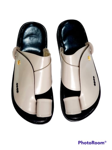 حذاء شرقي -حليبي سادة × اسود ارتفاع وسط