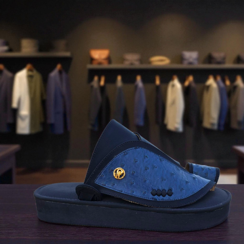 حذاء شرقي مرتفع كحلي