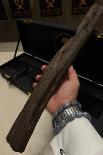 قطعة عود هندي كلاكاس فخمة الوزن 216 جم فخمة