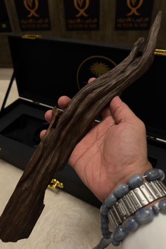 قطعة عود هندي دبل سوبر الوزن 130 جم فخمة