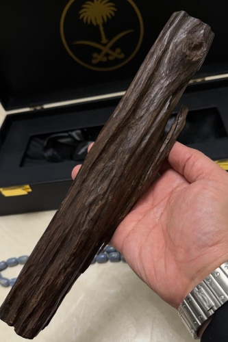 قطعة عود هندي كلاكاس فخمة الوزن 218 جرام