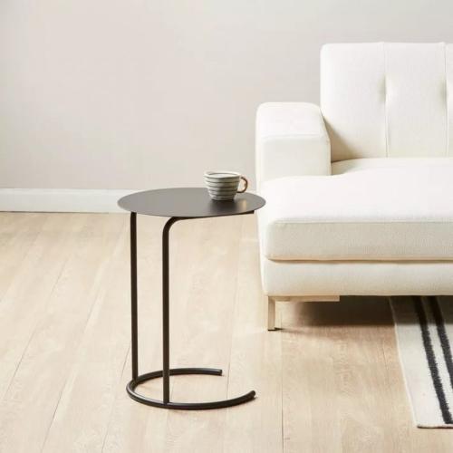 طاولة جانبية بسطح معدني