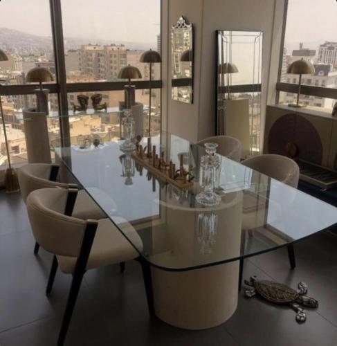 طاوله طعام بسطح زجاج شفاف مع 4كرسي