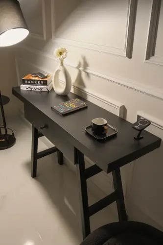 مدخل خشب اسود مع درج