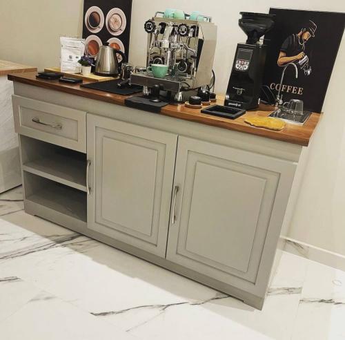 بار قهوة بتصميم عصري