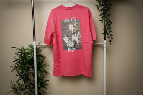 تيشيرت بطبعة ورود من الخلف