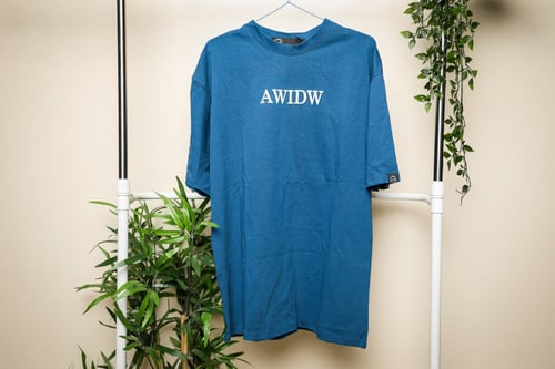 تيشيرت بطبعة ورود من الخلف