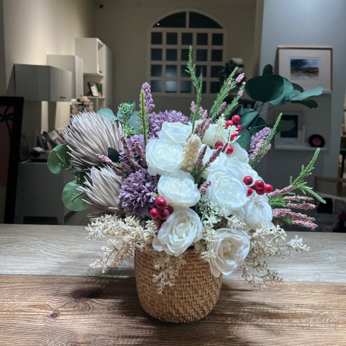 فازة فخار مع ورد ابيض واحمر وموف