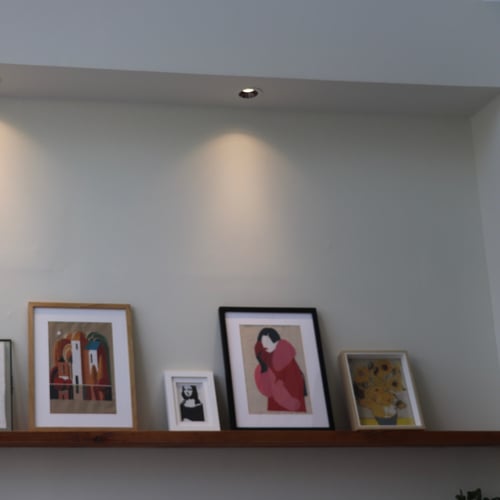 لوحة فتاة المعطف الاحمر