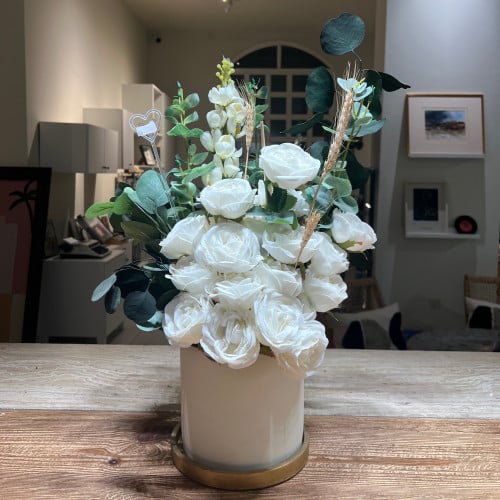 فازة ابيض و ذهبي مع ورد ابيض و اخضر