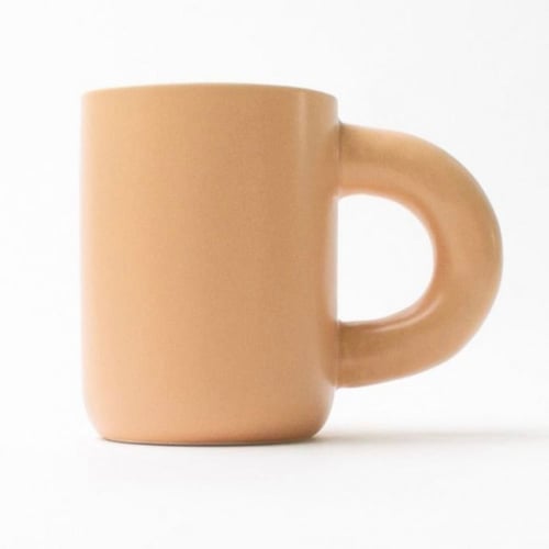 كوب بمقبض عريض