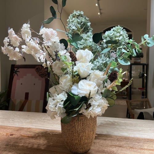 فازة ورد صناعي في فازة فخار