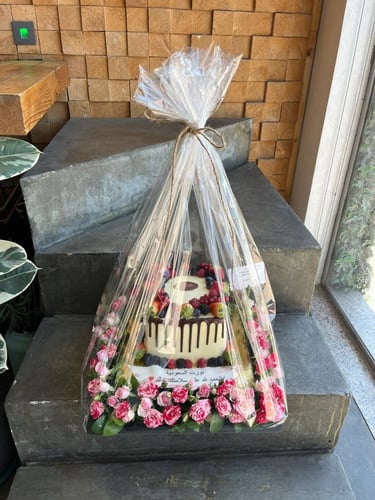 كعك مع قاعده ورد