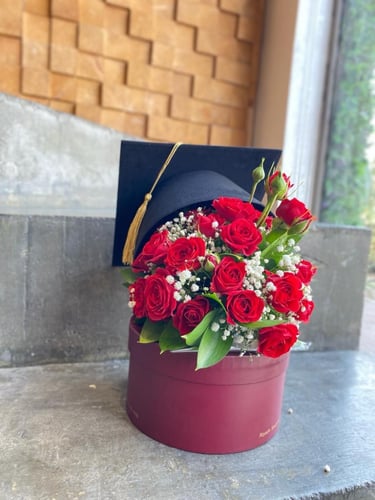 باكج قبعة التخرج بالورد مع هنوفيريان