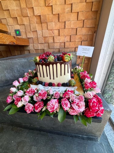 كعك مع قاعده ورد