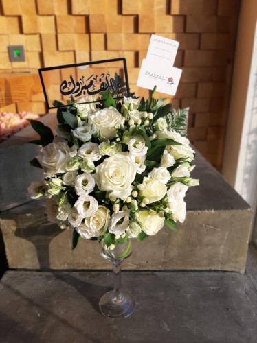 فازة سعيدة مع حافظة مالية