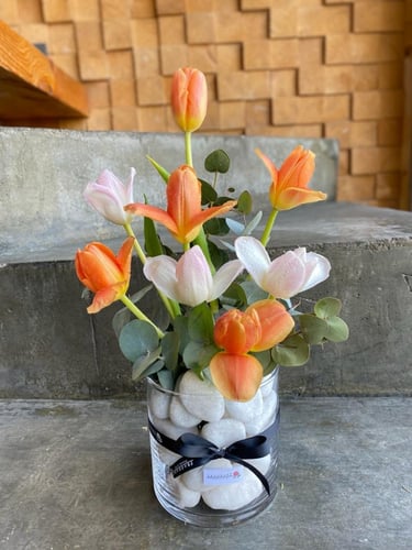 فازة التوليب بقاعدة حجرية