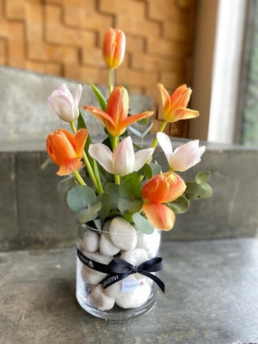 فازة التوليب بقاعدة حجرية