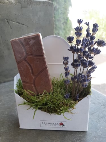 ظرف توزيعات اللافندر بالشوكولا