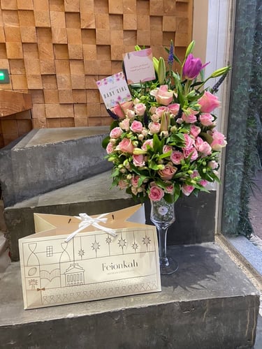 باكج فازة ورد و تشوكليت فيونكة