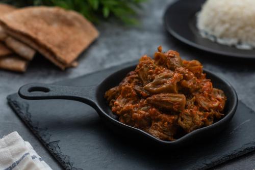بامية باللحم + أرز أبيض مع سلطة من اختيار الشيف