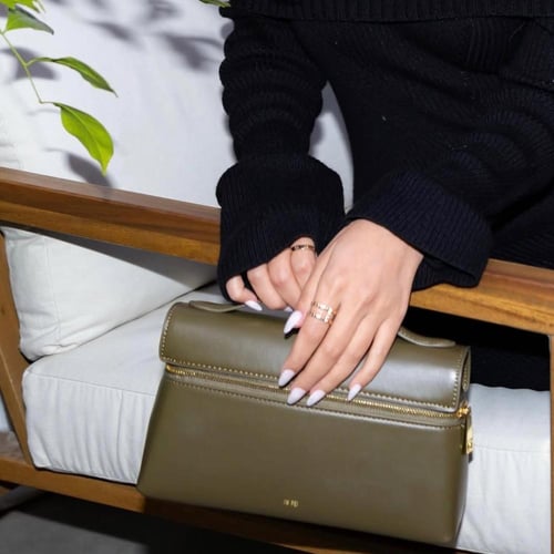 شنطة زيتي JW PEI