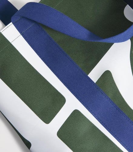 كيس اخضر وسط هارودز Harrods