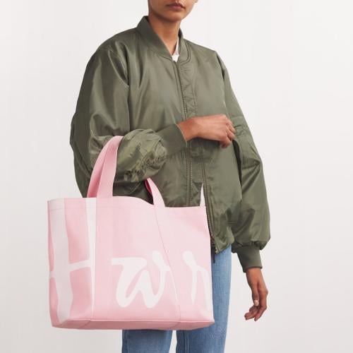 كيس وردي وسط هارودز Harrods