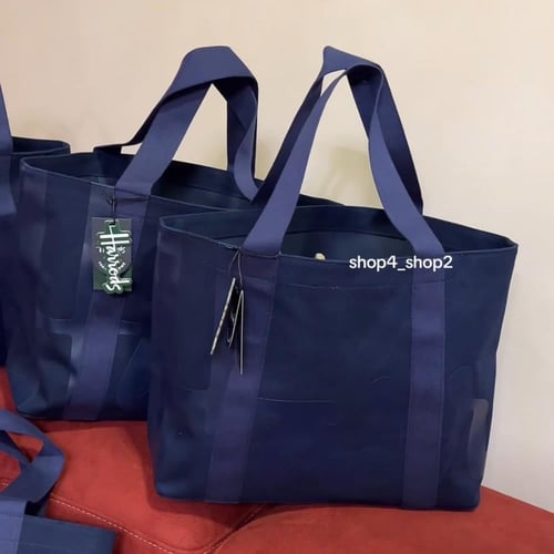 كيس كحلي وسط هارودز Harrods