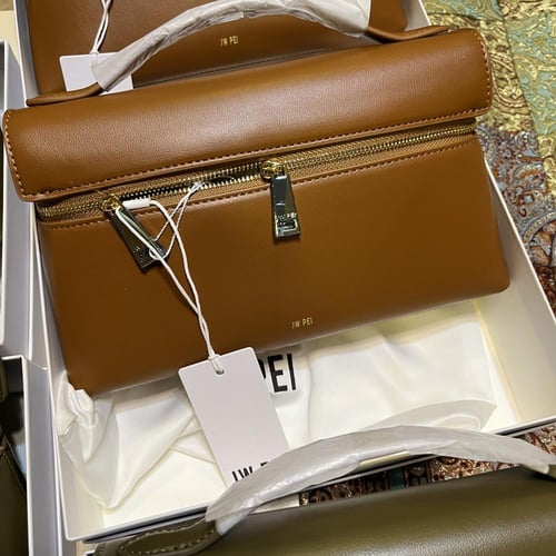 شنطة بني JW PEI