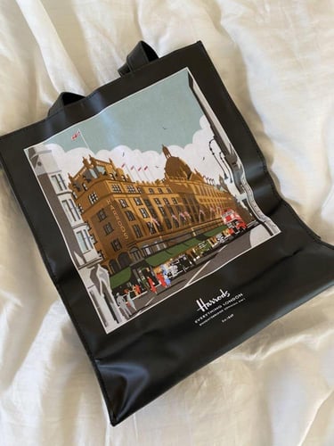 كيس وسط هارودز Harrods