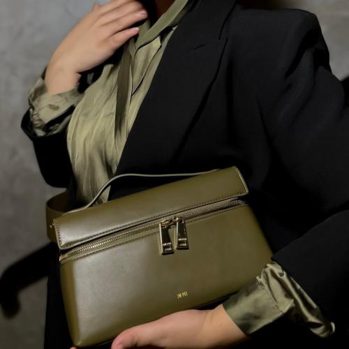 شنطة زيتي JW PEI