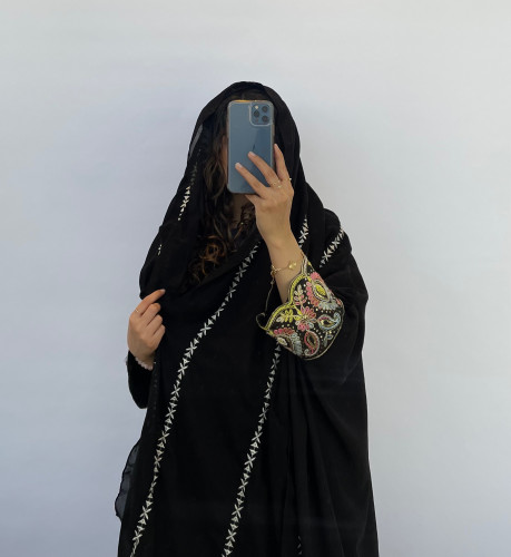 طرحة سوداء بتطريز مبطنة ساتان