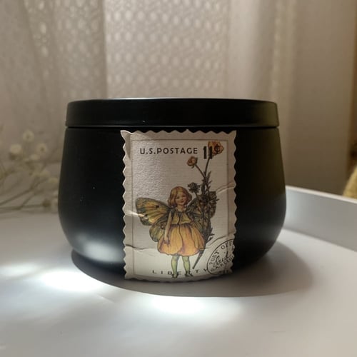 شمعة الفراشات برائحة الرمان و التوت العليق الاحمر