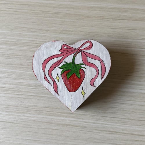 فراشة 88 داخل صندوق كيوت مرسوم يدويا