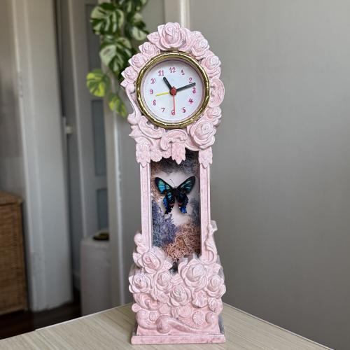 ساعة مع فراشة necyria duellona عمل مميز