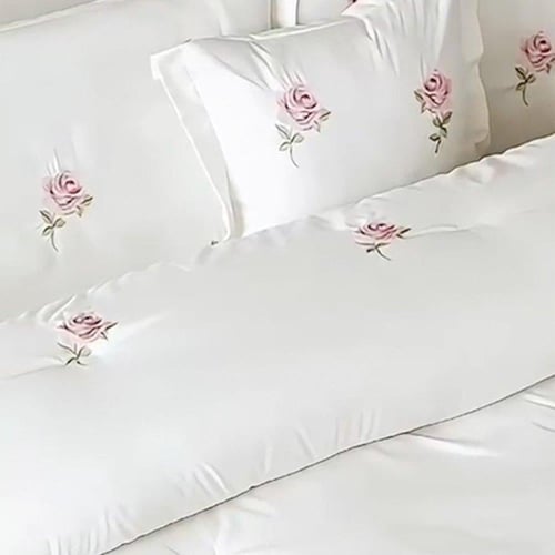 طقم لحاف Lily مطرز فاخر - 5 قطع - نفر ونص مايكرفاي...