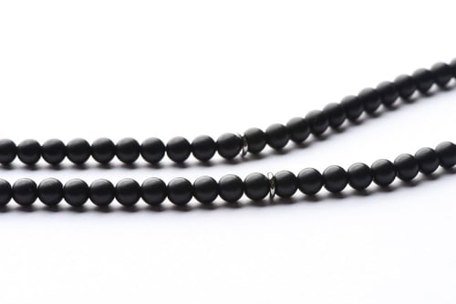 قلادة / سبحة من حجر الاونكس 99 حبة مع فضة