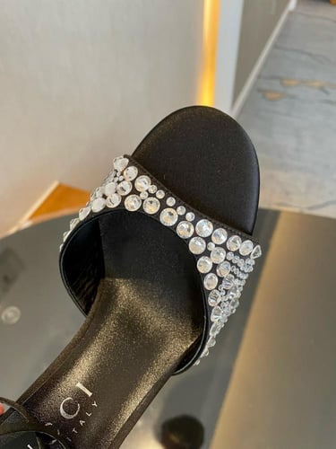 صندل بكعل عالي من قوتشي