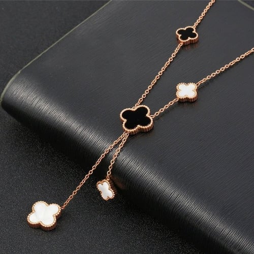 سلسال كليف بتصميم وردات وجهين اسود و ابيض