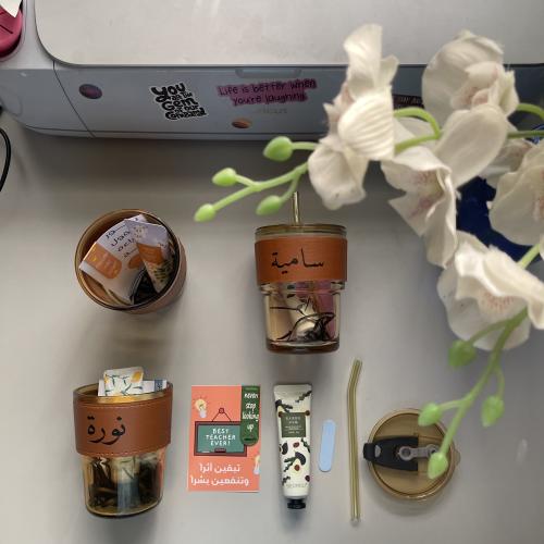 كوب للمعلم مع تعبئة وكتابة الاسم للمشروبات الباردة...