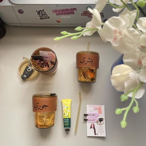 كوب مع تعبئة للمشروبات الباردة والحاره.-الكتابة حس...