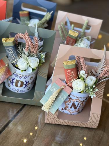 "تخرج " اكواب حروف انجليزي بالتغليف بالورد و الشوك...