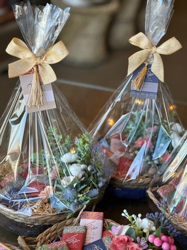 عيدية سلة بالورد و 6 شوكلاته العيد