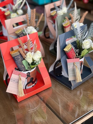 ""تخرج "" اكواب حروف بالتغليف بالورد و الشوكلاته و...