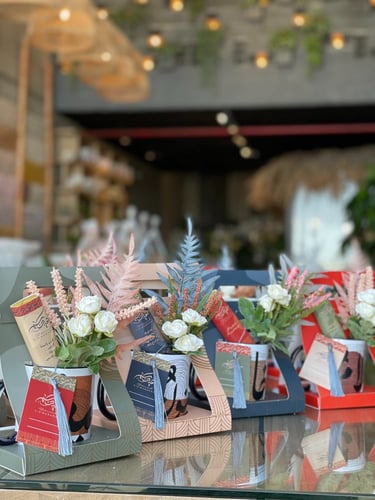 عيديات "حروف عربي " بالورد و الشوكلاته والبطاقة