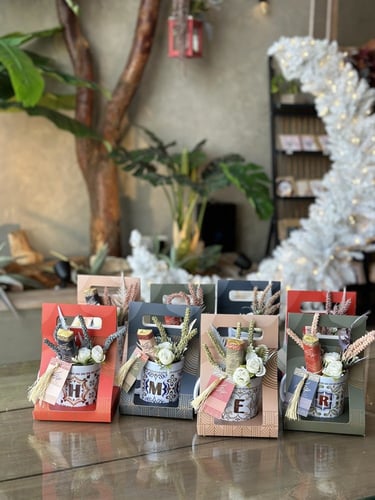 عيديات اكواب حروف انجليزي بالتغليف بالورد و الشوكل...