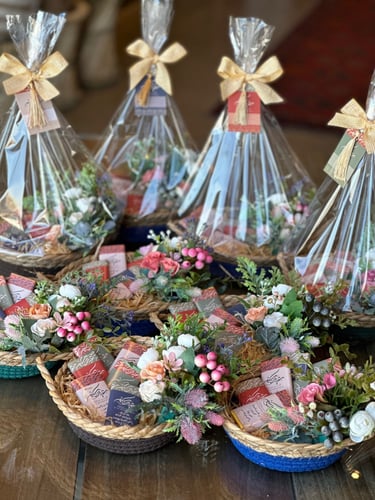 عيدية سلة بالورد و 6 شوكلاته العيد