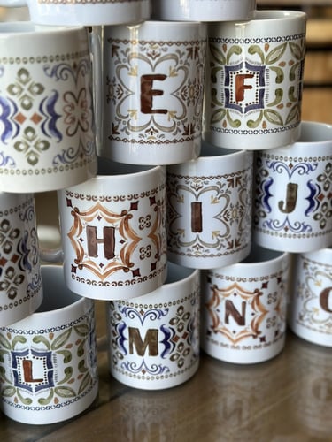 عيدية كاملة اكواب الحروف الإنجليزية و الشوكلاته و...