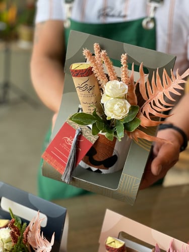 عيديات "حروف عربي " بالورد و الشوكلاته والبطاقة